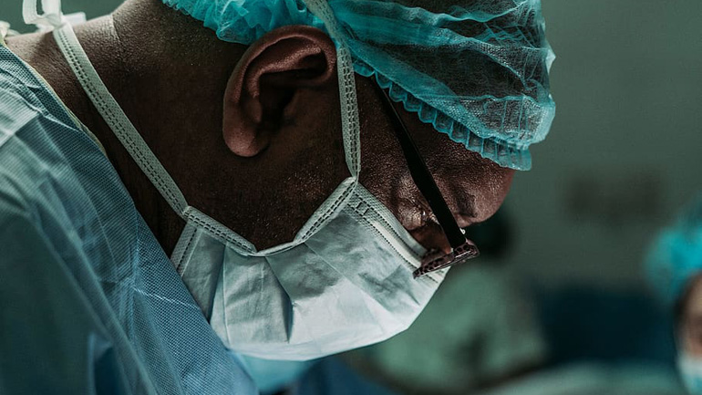 Έφτιαξε 600 χειρουργικές μάσκες και τις πρόσφερε στο νοσοκομείο Γρεβενών